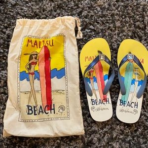 Chic beach sandals with charm